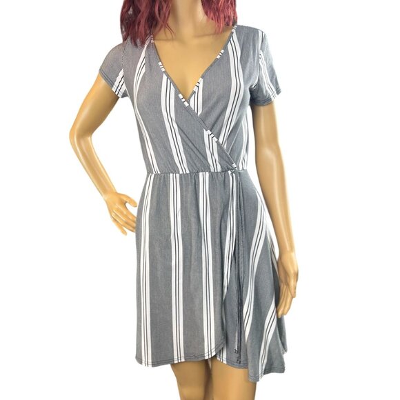 Derek Heart Short Sleeve Surplice Mini Dress Size Small - Picture 1 of 7